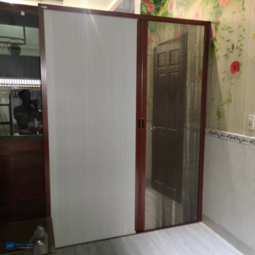 Rèm tổ ong khung màu gỗ cạnh phần lưới tại cửa đi