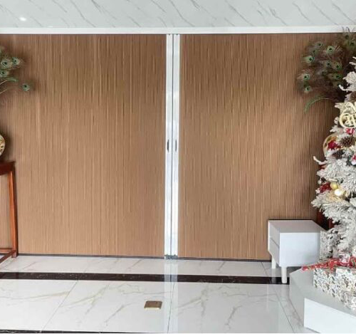 Rèm tổ ong màu nâu khung trắng cạnh cây trang trí