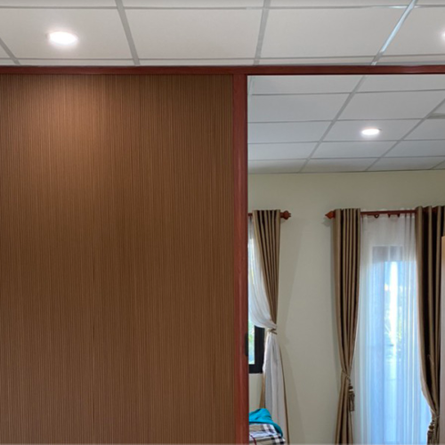 Rèm tổ ong màu nâu khung trắng ngăn phòng