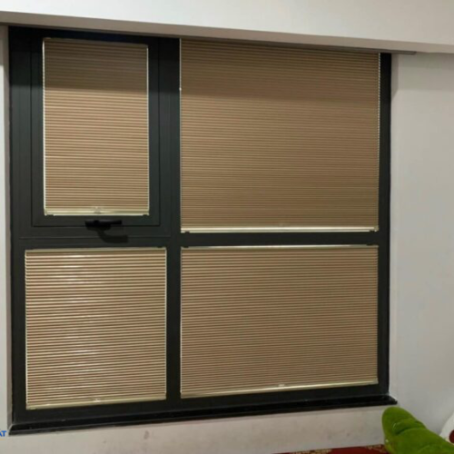 Rèm tổ ong màu nâu lắp trên các ô cửa kính