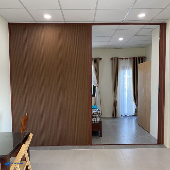 Rèm tổ ong màu nâu mở một phần giữa hai phòng