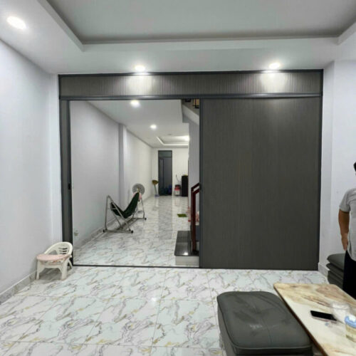 Rèm tổ ong màu tối mở một phần trong phòng ngủ