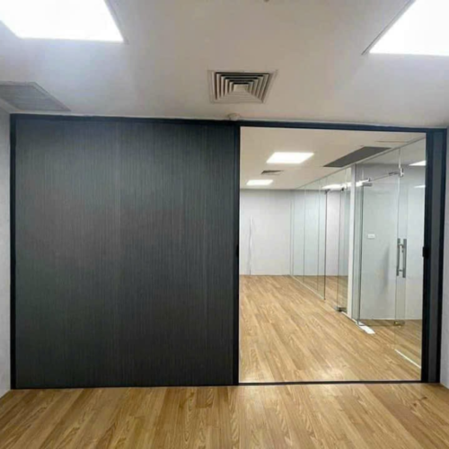 Rèm tổ ong màu tối ngăn không gian văn phòng