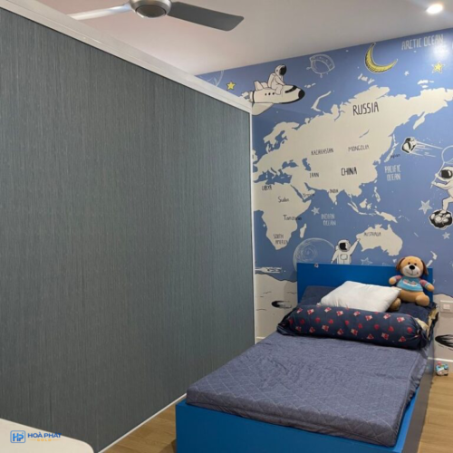Rèm tổ ong màu xám cạnh giường và tường trang trí