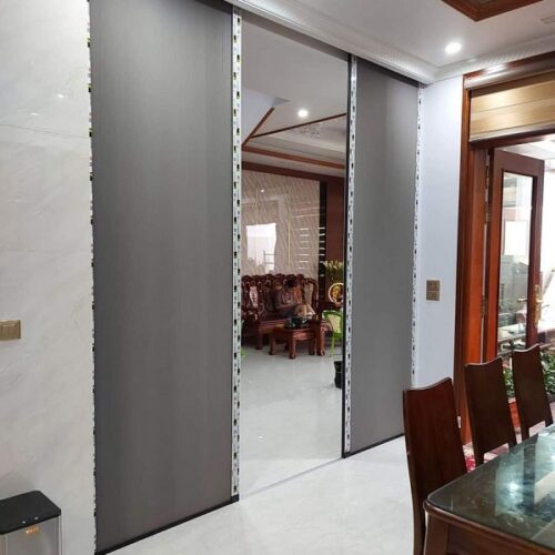Rèm tổ ong màu xám mở lối giữa phòng ăn và phòng khách