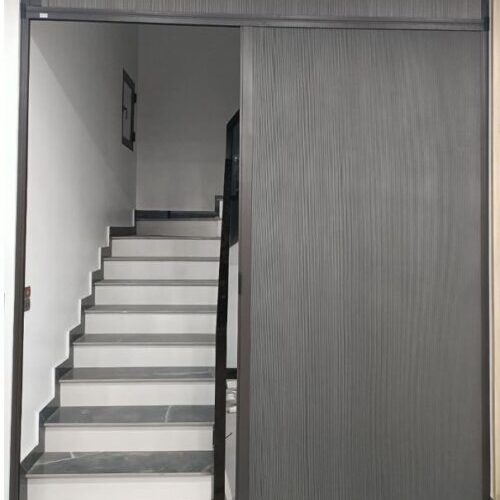 Rèm tổ ong màu xám mở lối lên cầu thang