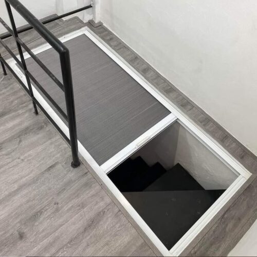 Rèm tổ ong màu xám nằm ngang che ô cầu thang
