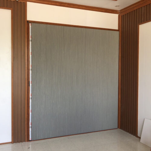 Rèm tổ ong màu xám trong khung gỗ tại lối đi