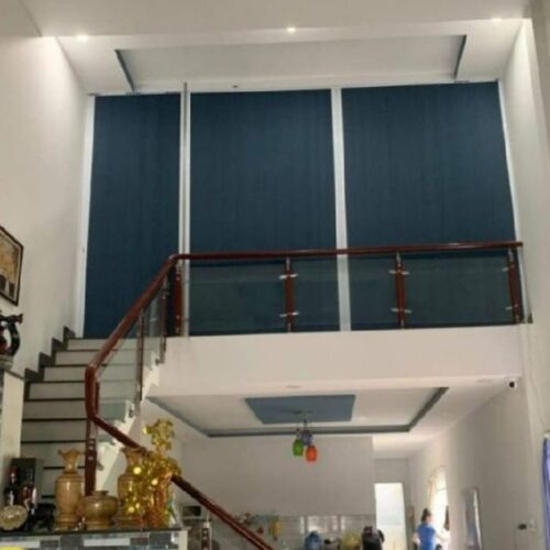 Rèm tổ ong màu xanh đậm ngăn khu vực gác lửng