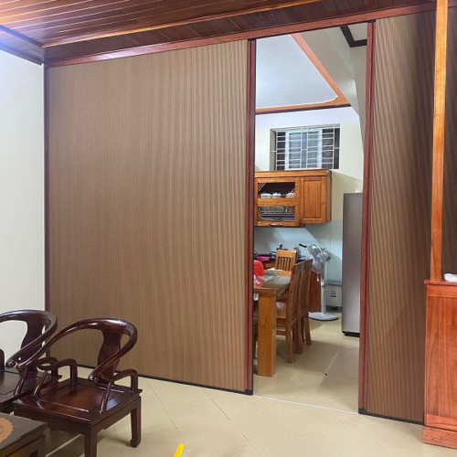 Rèm tổ ong nâu khung gỗ mở lối cạnh bàn ghế