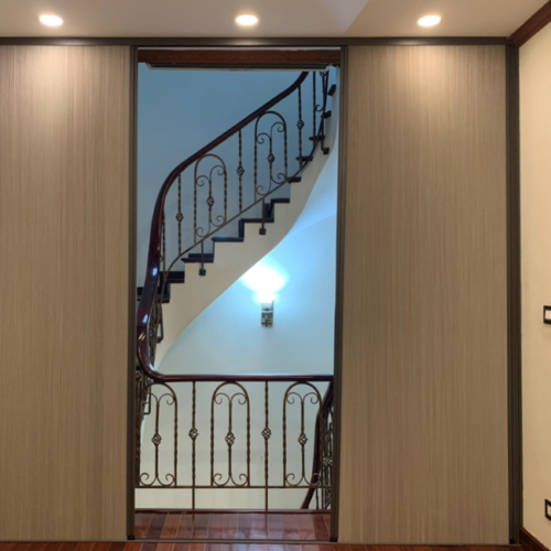 Rèm tổ ong nâu khung tối hai bên lối cầu thang