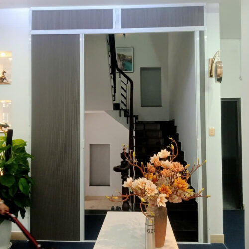 Rèm tổ ong sáng màu mở lối trước cầu thang
