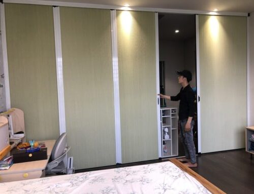 Rèm tổ ong sáng màu với người đang kéo tại phòng khách