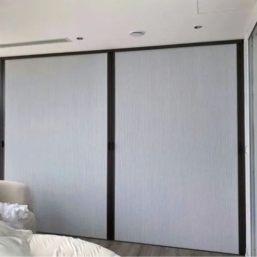 Rèm tổ ong trắng khung đen cạnh khu vực ngồi