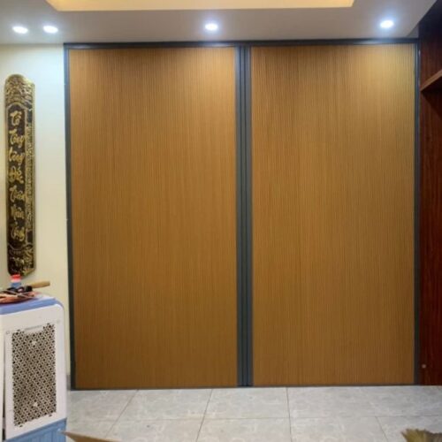 Rèm tổ ong vàng nâu khung đen cạnh bàn thờ