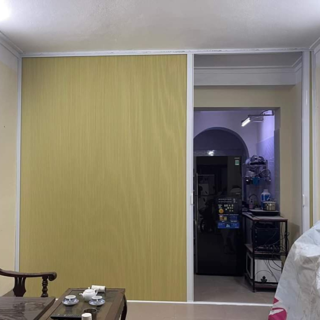 Rèm tổ ong vàng nhạt khung trắng mở lối trong phòng