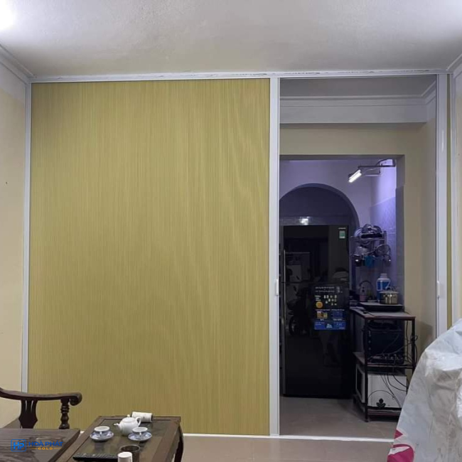 Rèm tổ ong vàng nhạt khung trắng mở lối trong phòng