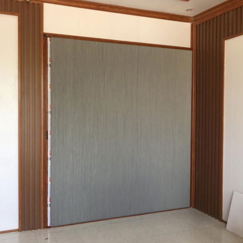 Rèm tổ ong xám khung gỗ tại lối đi đóng kín