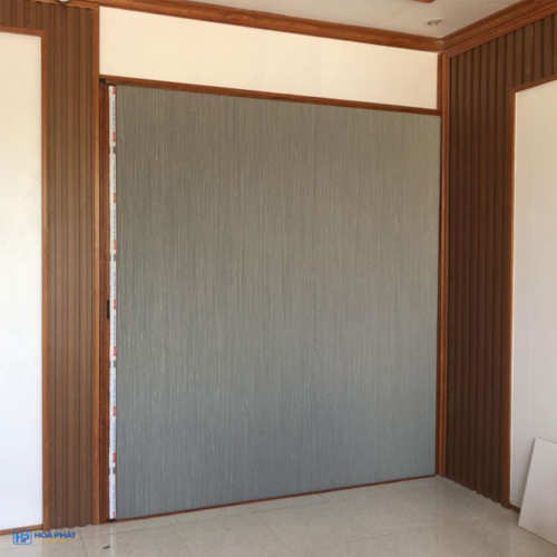 Rèm tổ ong xám khung gỗ tại lối đi đóng kín