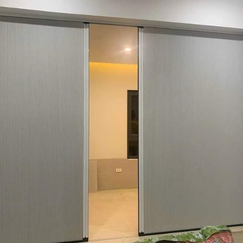Rèm tổ ong xám khung sáng mở lối giữa hai phòng