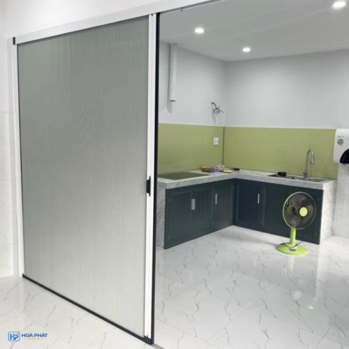 Rèm tổ ong xám khung trắng mở lối vào khu bếp