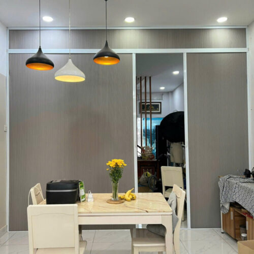 Rèm tổ ong xám khung trắng sau bàn ăn
