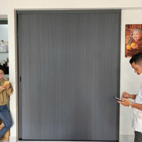 Rèm tổ ong xám khung trắng với người đứng bên cạnh