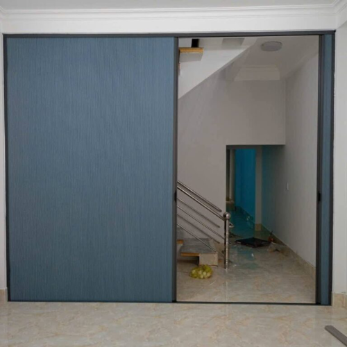 Rèm tổ ong xanh xám khung tối mở một phần