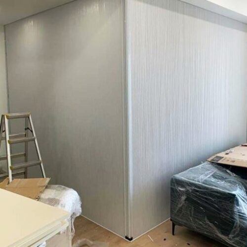 Vách rèm tổ ong sáng màu lắp ở góc phòng