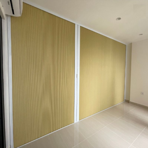 Vách rèm tổ ong vàng nhạt khung trắng trong phòng