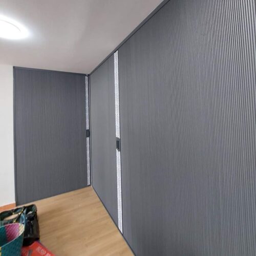 Vách rèm tổ ong xám chạy theo góc phòng